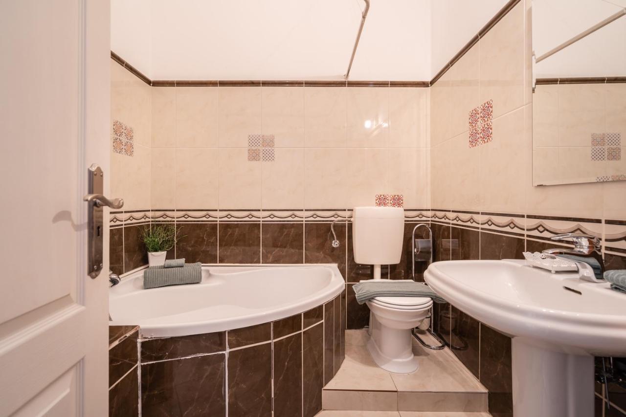 K10 - Kazinczy Street Heritage Suite - Best Location By Bqa Budapest Bagian luar foto