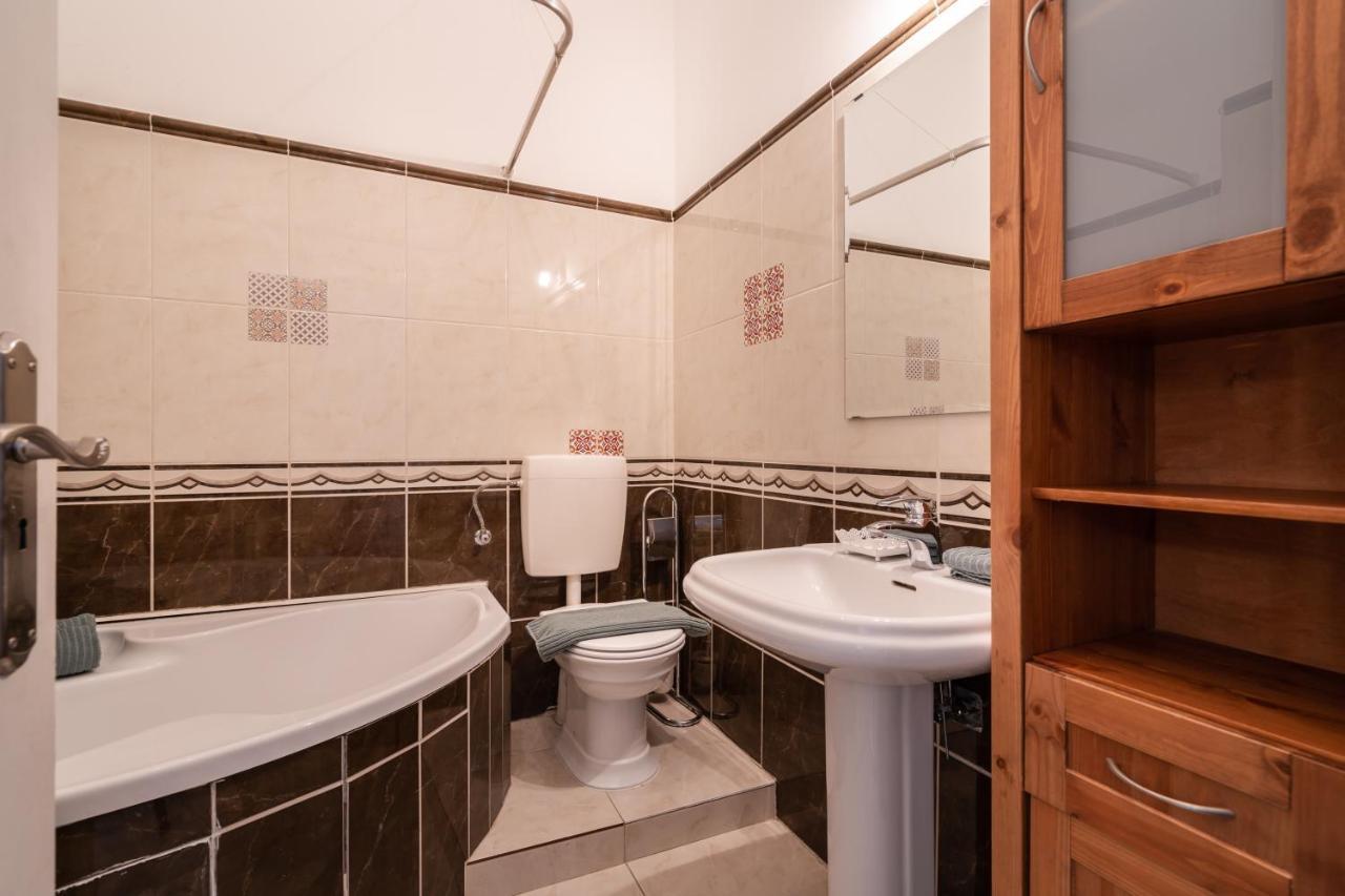 K10 - Kazinczy Street Heritage Suite - Best Location By Bqa Budapest Bagian luar foto