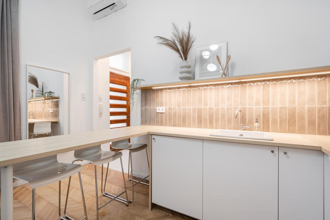 K10 - Kazinczy Street Heritage Suite - Best Location By Bqa Budapest Bagian luar foto